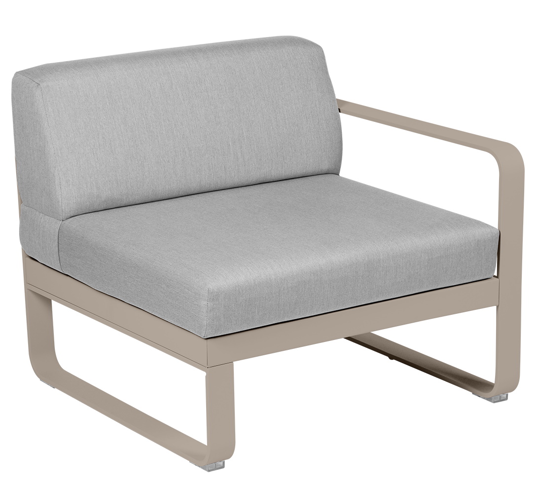 Bellevie Fermob Outdoor Sofa 1-Sitzer Modul rechts, hellgraues Sitzkissen und Armlehne. Gartenmöbel für Terrasse.