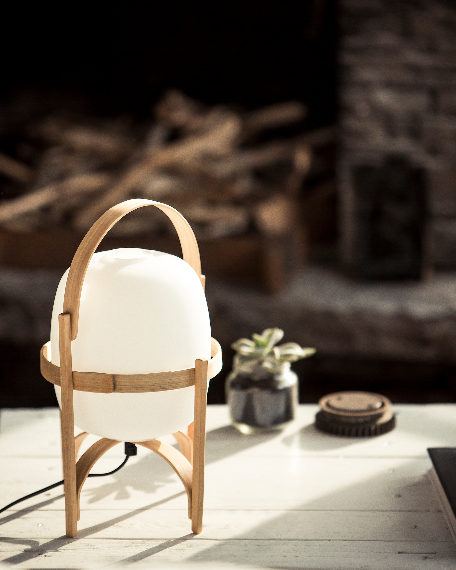 Cestita Tischleuchte von Santa & Cole, moderne Tischlaterne mit Holzgestell und weißem Lampenschirm.