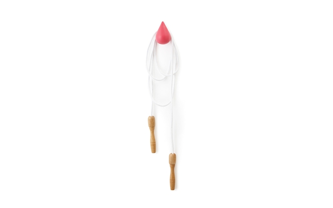 Pinker Dropit Hook Garderobenhaken von Normann Copenhagen mit weißem Springseil. Dekorative Wandhaken für Flur und Kinderzimmer.