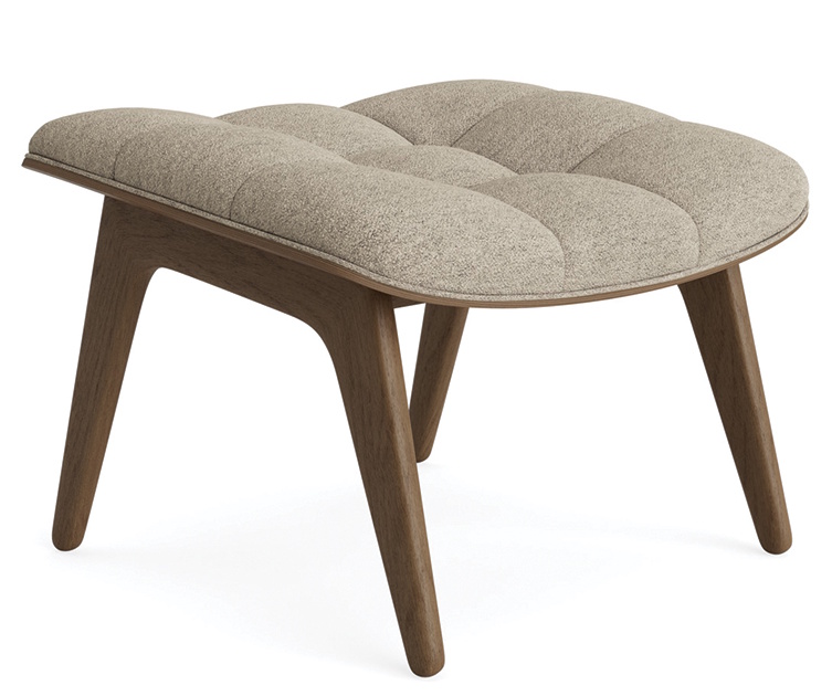 Beiger NORR11 Mammoth Ottoman mit Knopfheftung und Holzbeinen, modernes Design für Wohnzimmer und Lounge.