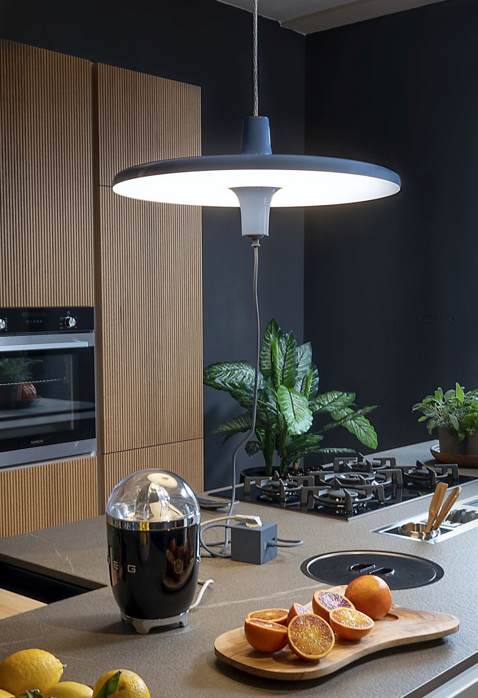 Avro Hängeleuchte von Martinelli Luce in Schwarz über einer modernen Küche.
