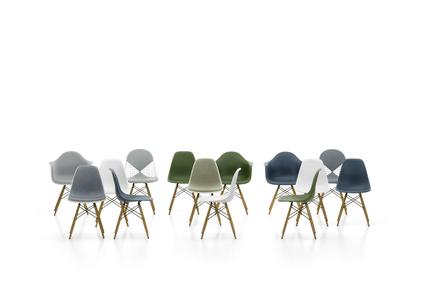 Eine Gruppe von Vitra DKW Stühlen mit Sitzkissen in verschiedenen Farben und Ausführungen.
