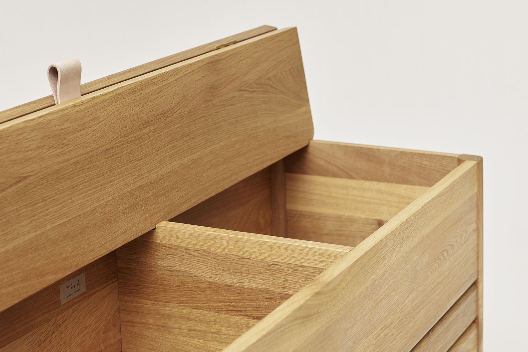 Detailaufnahme der offenen A Line Truhenbank aus Eiche von Form & Refine.