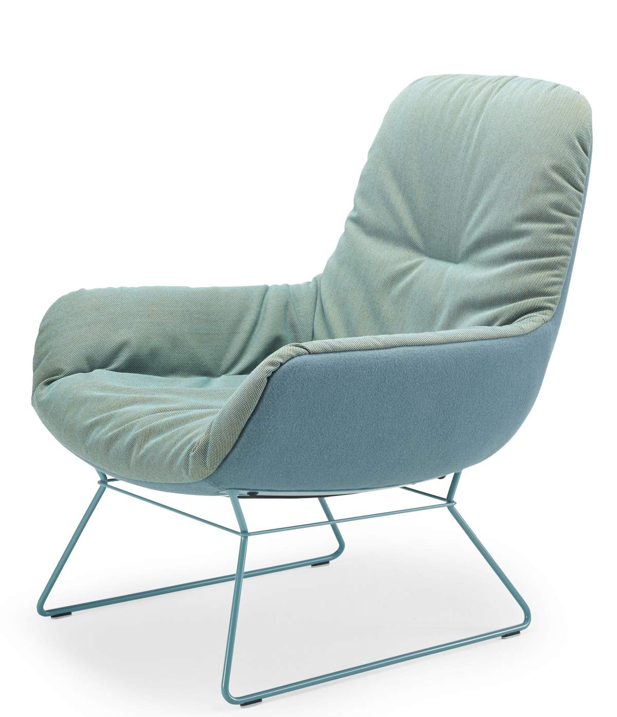 Leya Lounge Chair von Freifrau Manufaktur: Moderner Sessel in Blau mit bequemer Polsterung und filigranem Metallgestell.