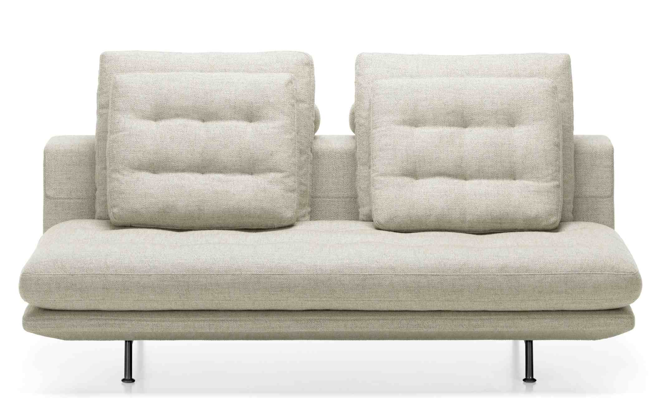 Frontansicht des Grand Sofa 2,5-Sitzer von Vitra in Beige mit zwei quadratischen Rückenkissen und schwarzen Füßen.