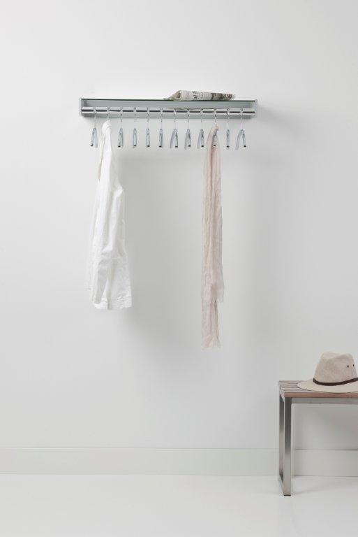 Hangon Wandgarderobe von Cascando mit Kleiderbügeln, Kleidung und Ablagefläche für Accessoires. Moderne Garderobenlösung.