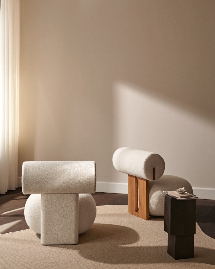 Hippo Lounge Chair Sessel von NORR11, moderner Bouclé-Sessel in Weiß mit Beistelltisch und Holzelementen.