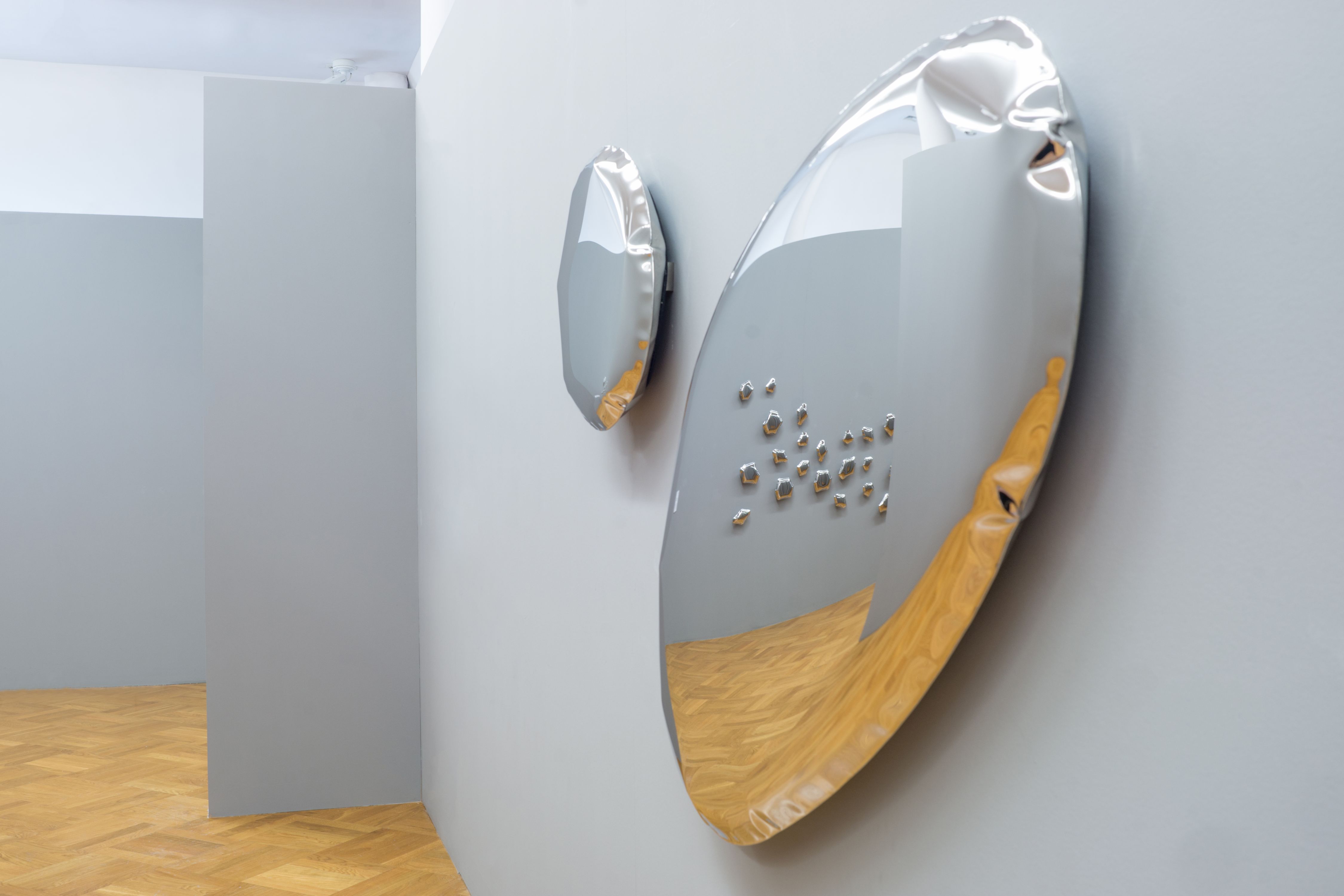 Eleganter Tafla O6 Spiegel in dunkler Matter-Optik, ideal für moderne Inneneinrichtungen.