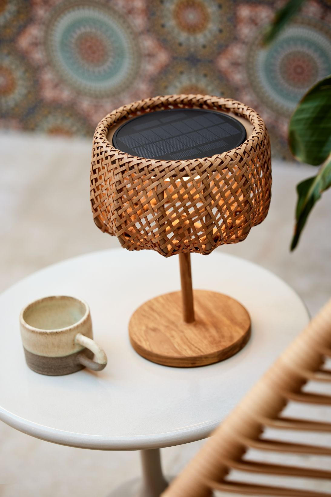 Illusion Glow Tischleuchte von Cane-Line: Kleine Outdoor Lampe mit Solarpanel und Rattan-Optik.
