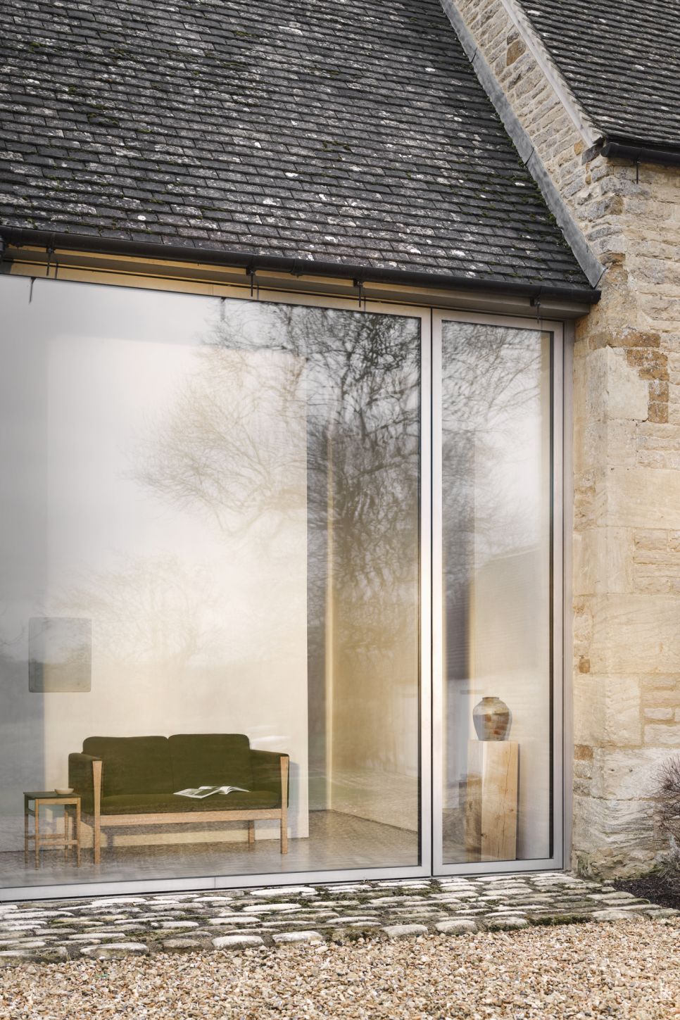 CH004 Beistelltisch von Carl Hansen im 3er Set, gesehen durch ein großes Fenster.