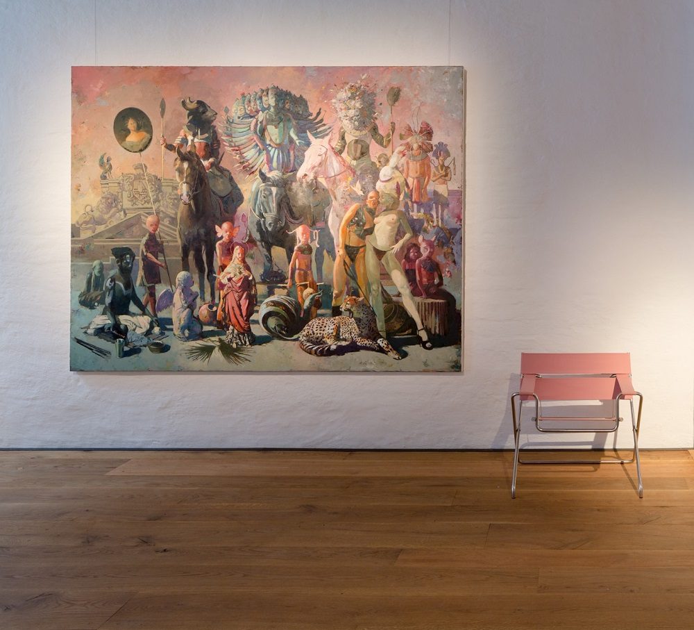 Pinkfarbener D4 Bauhaus Faltsessel von Tecta vor einem Gemälde auf Holzboden. Designklassiker und Sitzmöbel.