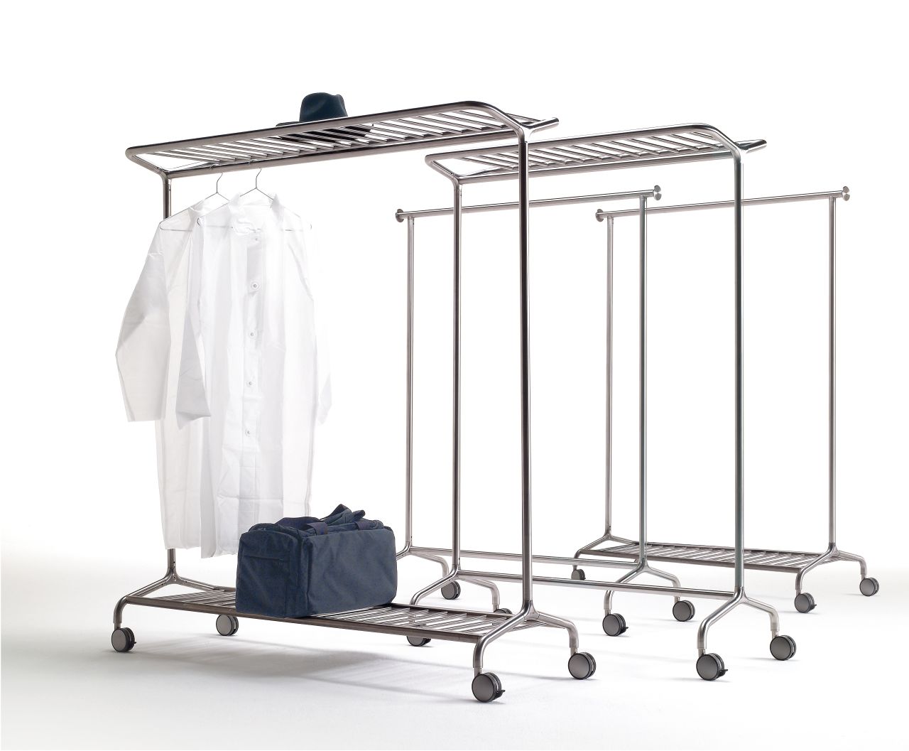 Nox Vesta Kleiderbügelständer von Rexite aus verchromtem Stahl mit Kleidung, Hut und Tasche.