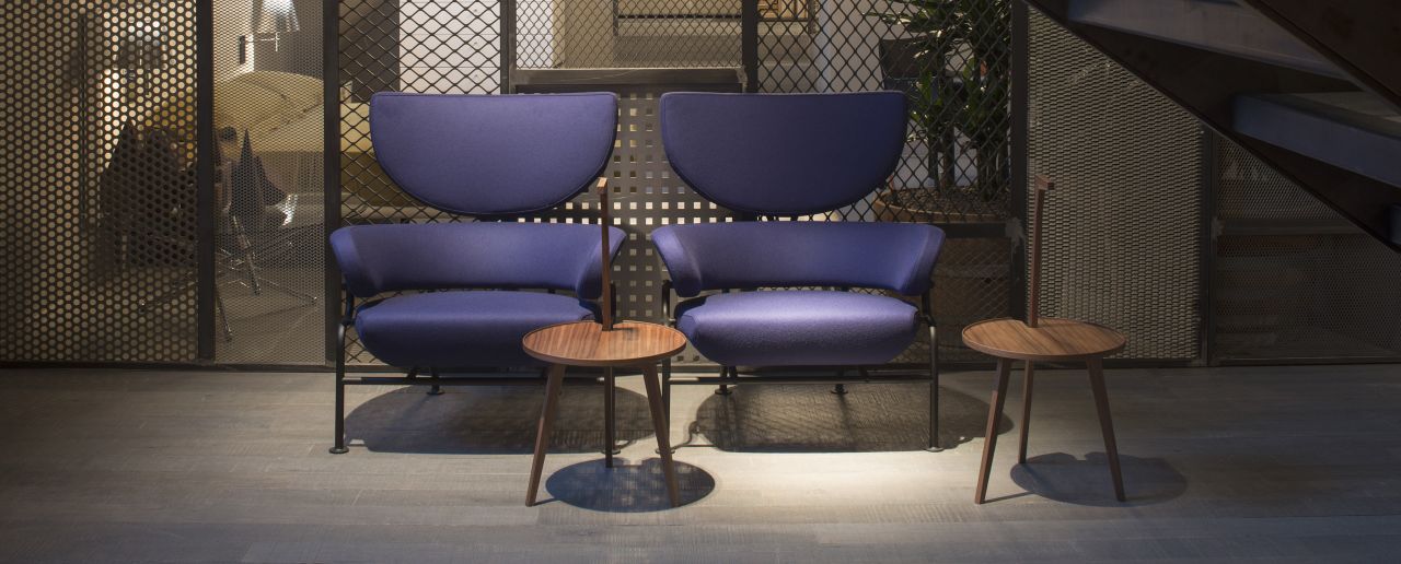 Cicognino Beistelltisch aus Esche amarant von Cassina, ein eleganter Holztisch für moderne Wohnräume.