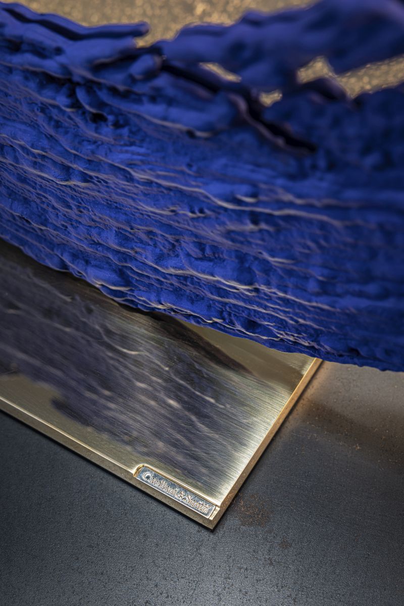 Detailaufnahme der Enso Tischleuchte von Catellani & Smith mit blauem Lampenschirm und goldfarbenem Sockel.