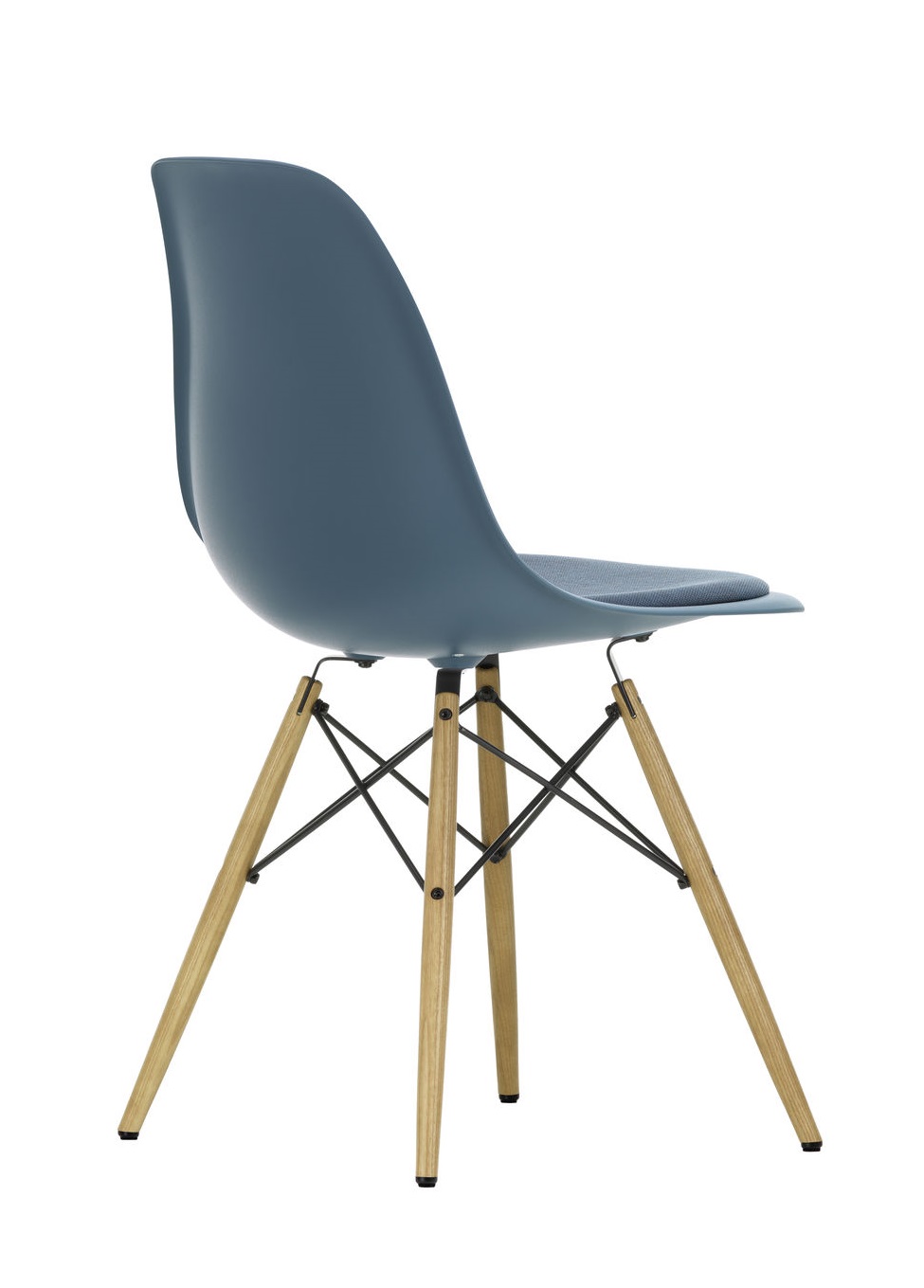 Eames Stuhl DSW mit blauem Fiberglas, Sitzpolster und Ahorn-Holzbeinen von Vitra, seitliche Ansicht.
