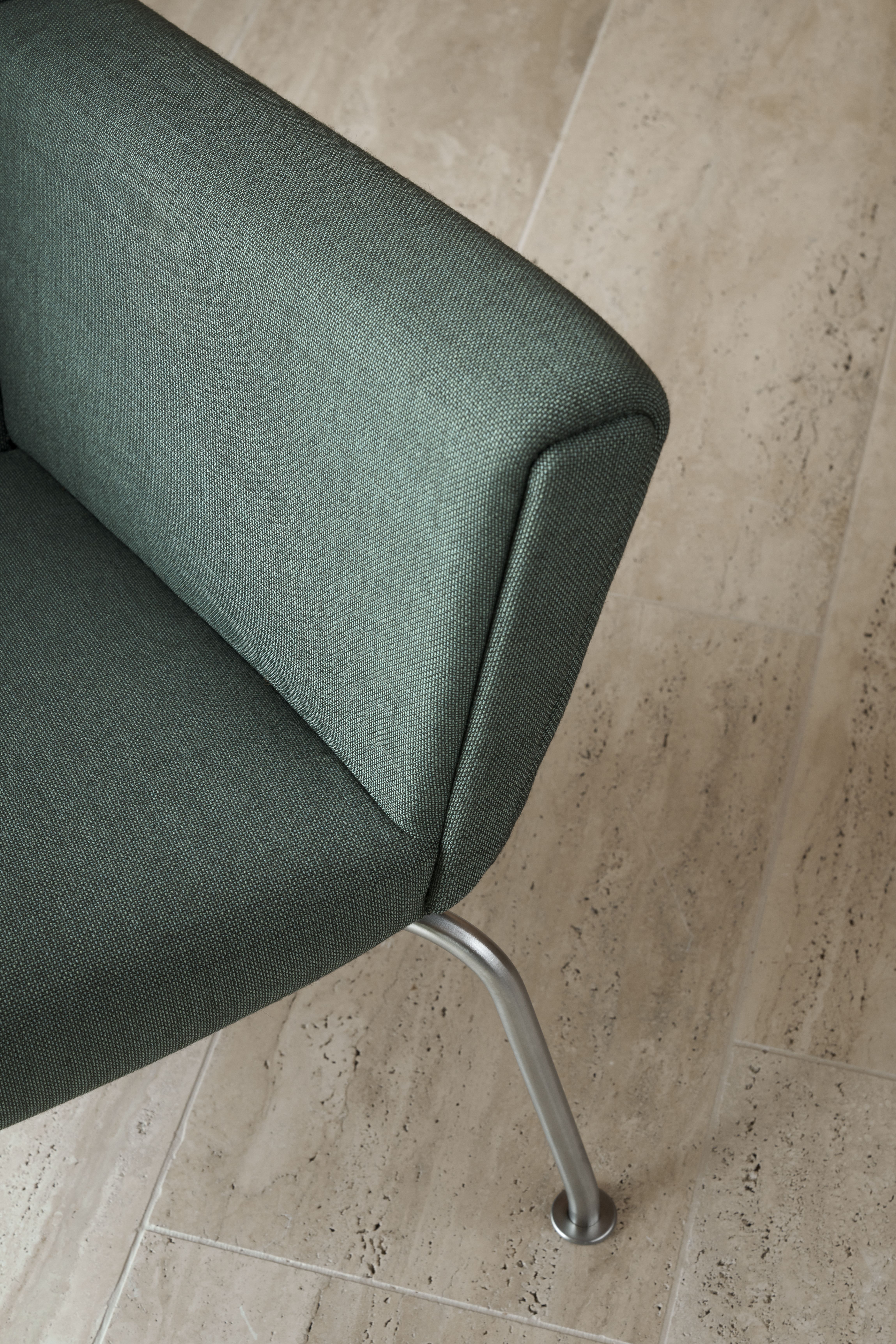 Detailaufnahme: Grüner CH445 Wing Chair von Carl Hansen & Søn mit Stahlbeinen. Designklassiker.
