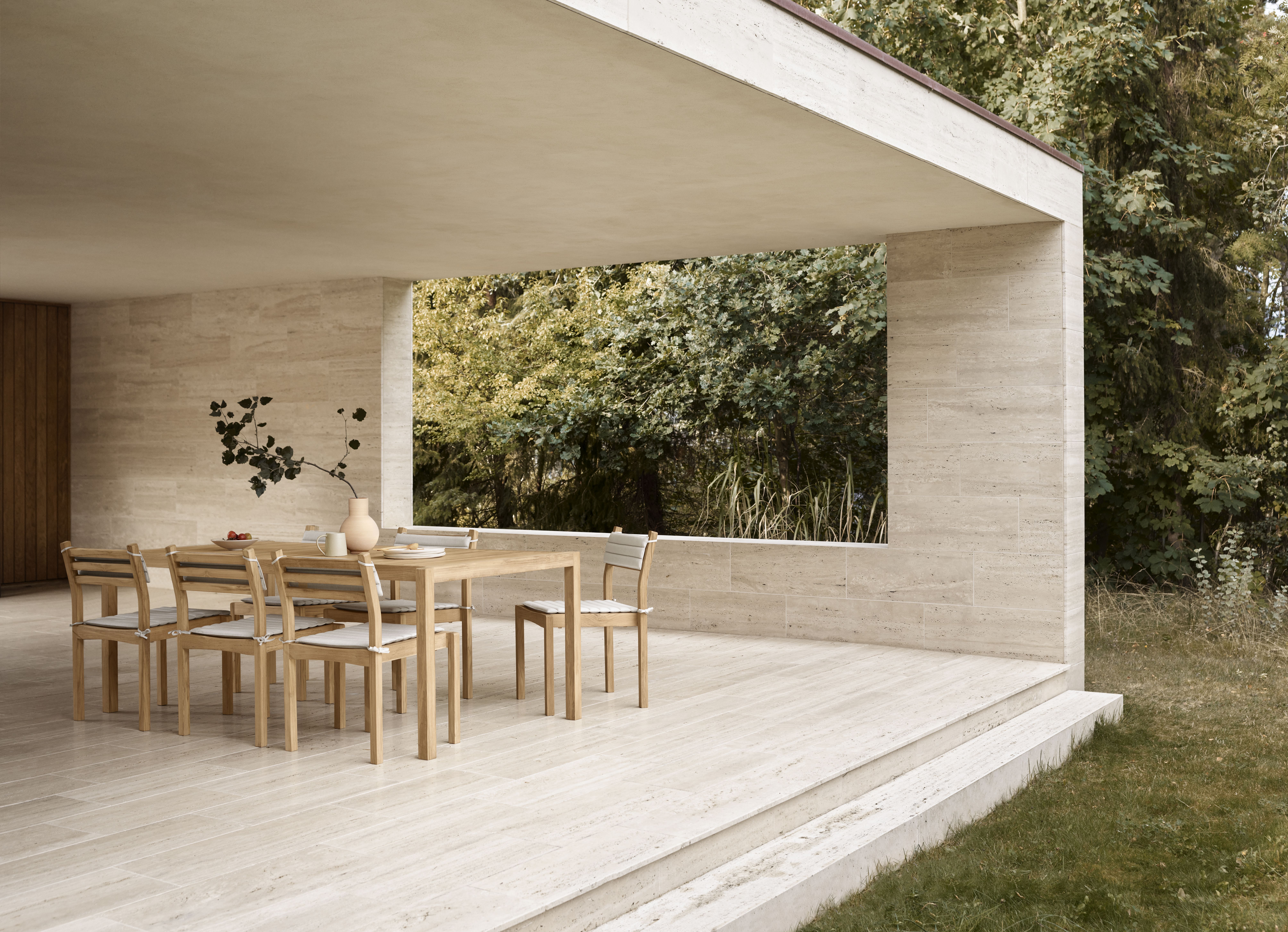 AH501 Stuhl Teak Outdoor von Carl Hansen & Søn an Esstisch auf Terrasse.