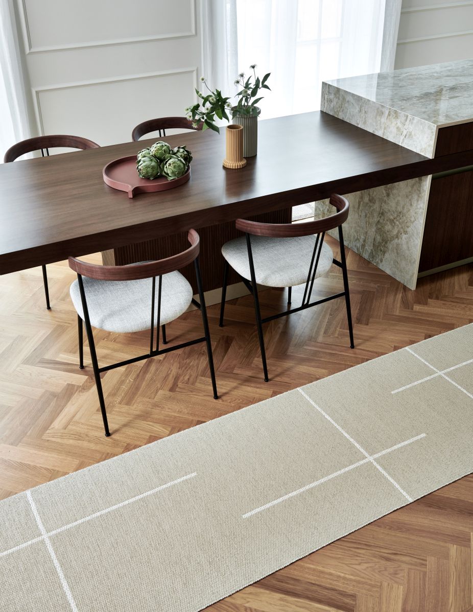 Fred Teppich 70x90cm Linen Pappelina auf Holzboden, mit weißem Linienmuster, skandinavisches Design.