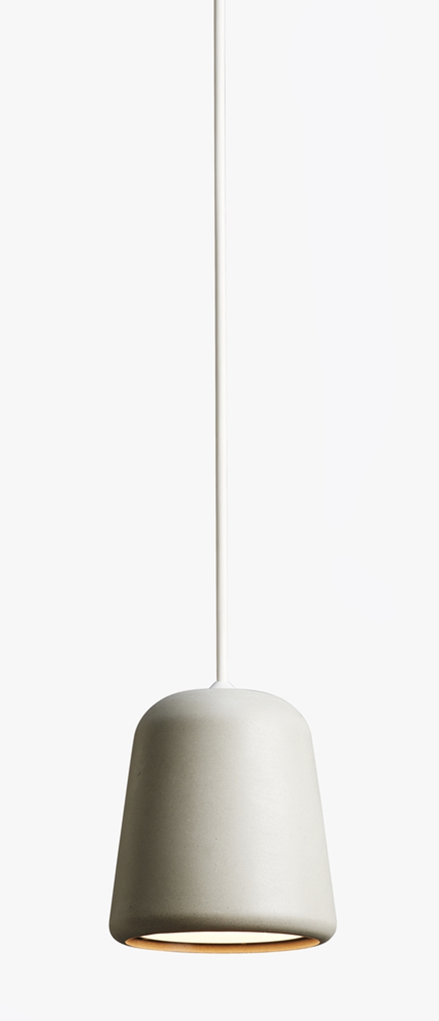 Material Pendant Pendelleuchte: Helle, graue Beton-Hängelampe von New Works mit weißem Kabel.