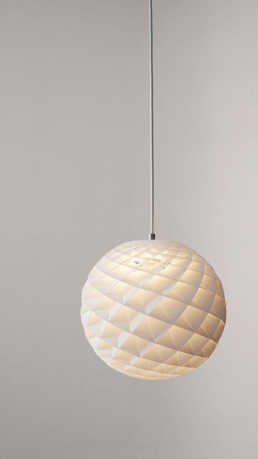 Weiße Patera Pendelleuchte von Louis Poulsen, moderne Hängelampe mit geometrischem Design.