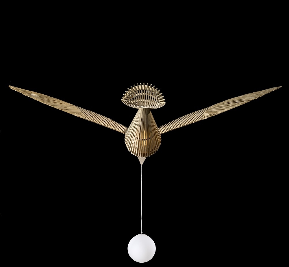 Dimmbare Big Bird Pendelleuchte von LZF Lamps: Skulpturale Hängelampe in Vogelform mit weißem Kugelschirm.