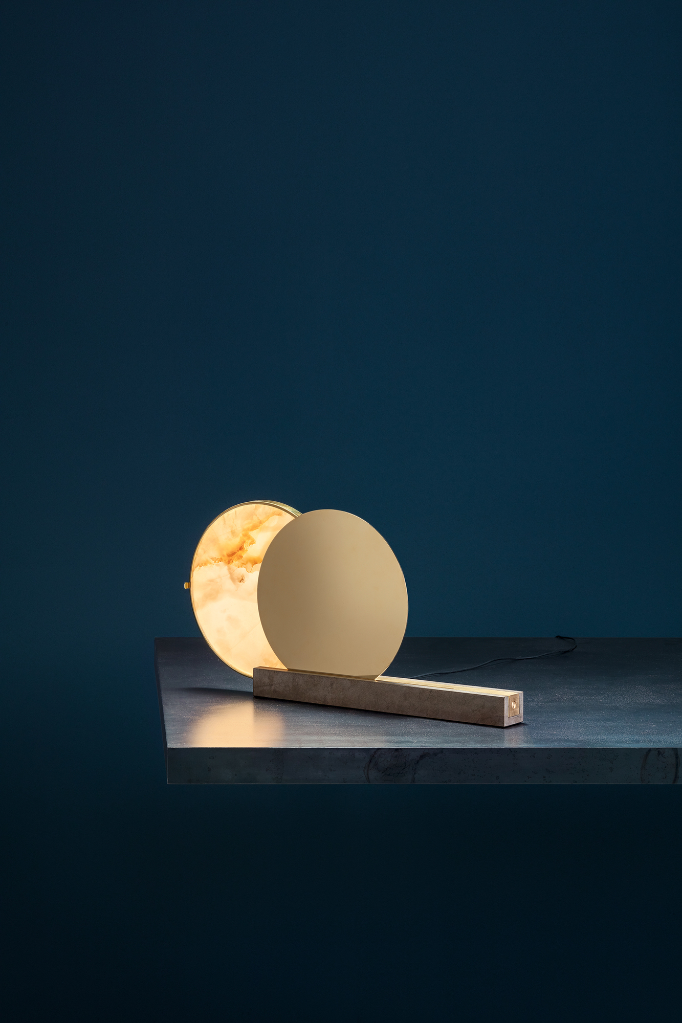 Alchemie T Tischleuchte von Catellani & Smith: Runde Designerlampe mit warmem Licht und goldenen Akzenten.