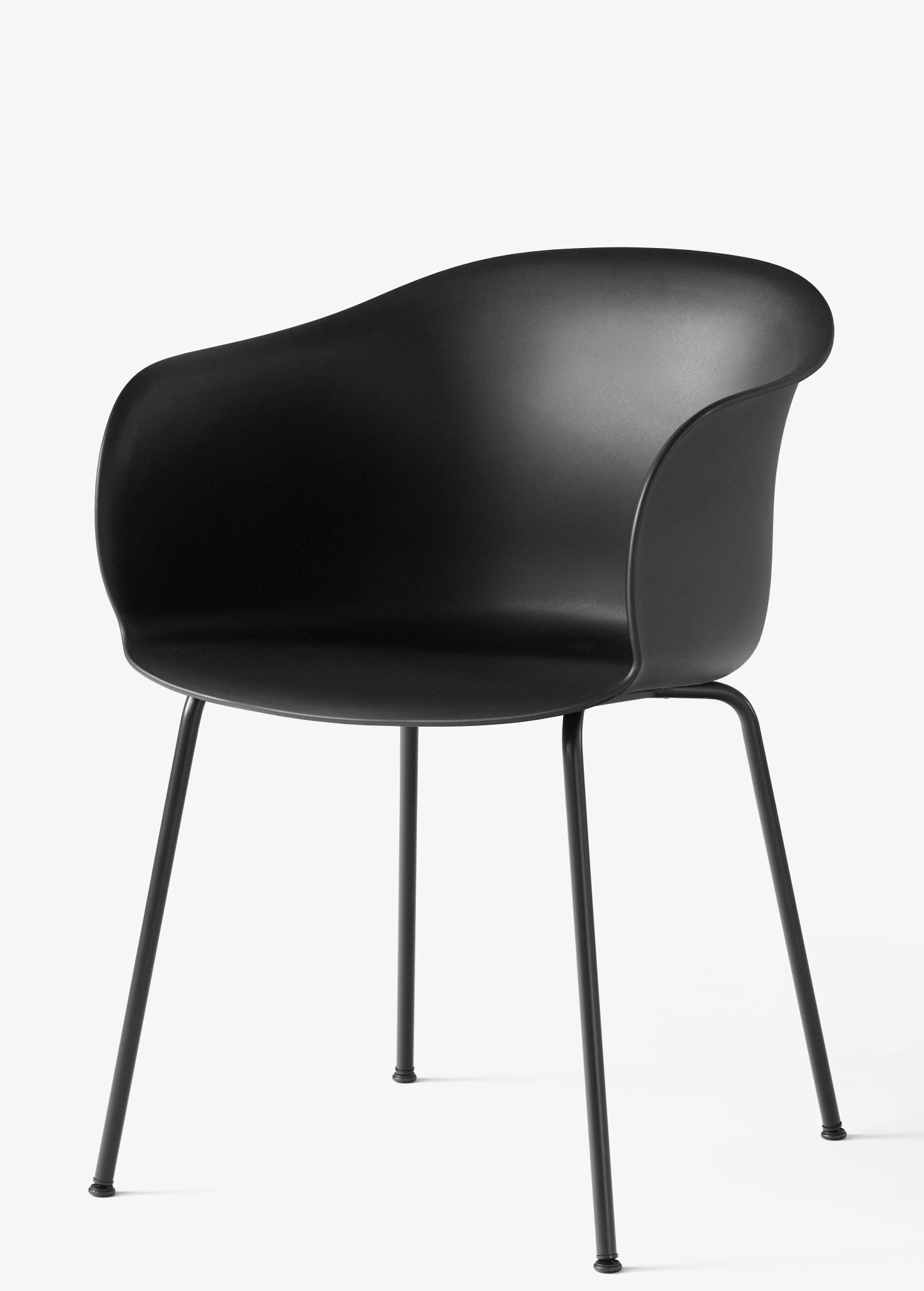 Schwarzer Elefy Lounge Chair JH28 Sessel von AndTradition mit Armlehne und filigranem Metallgestell vor neutralem Hintergrund.