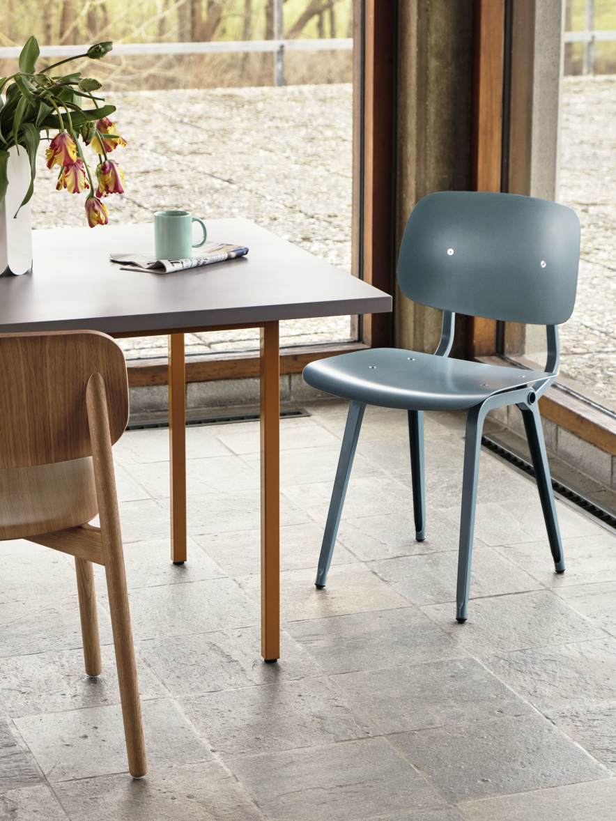 Hay Two Colour Table Esstisch 240 cm hellgrau-ocker mit Stühlen in modernem Interieur.