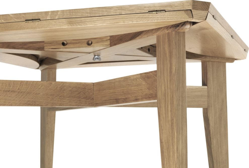 Detailaufnahme des Gubi B-Table Esstischs aus Eiche, ausziehbar mit sichtbarer Mechanik und Tischbeinen.