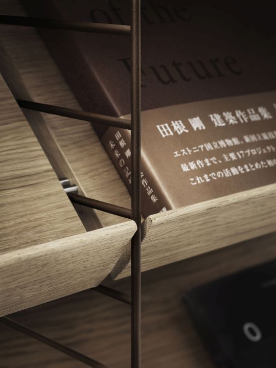 Detailaufnahme: String Furniture Zeitschriftenablage aus Eiche, Teil eines Regalsystems für Zeitschriften und Bücher.