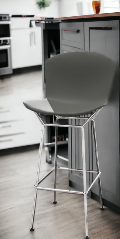 Bertoia Barhocker von Knoll International in Grau mit verchromtem Gestell vor Küchentheke.