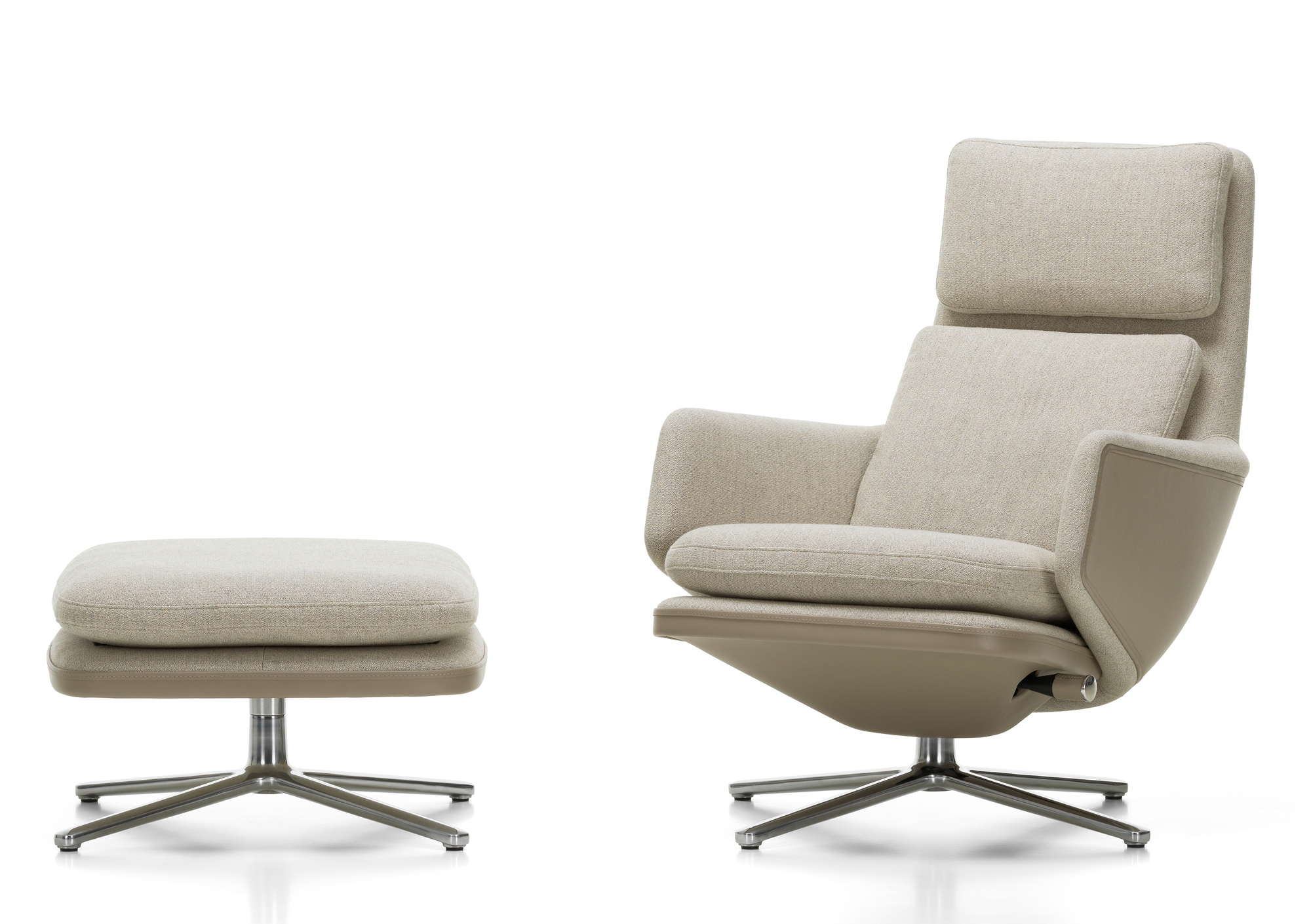 Vitra Grand Relax Sessel mit Ottoman in beigem Stoffbezug und Drehfuß auf weißem Hintergrund.