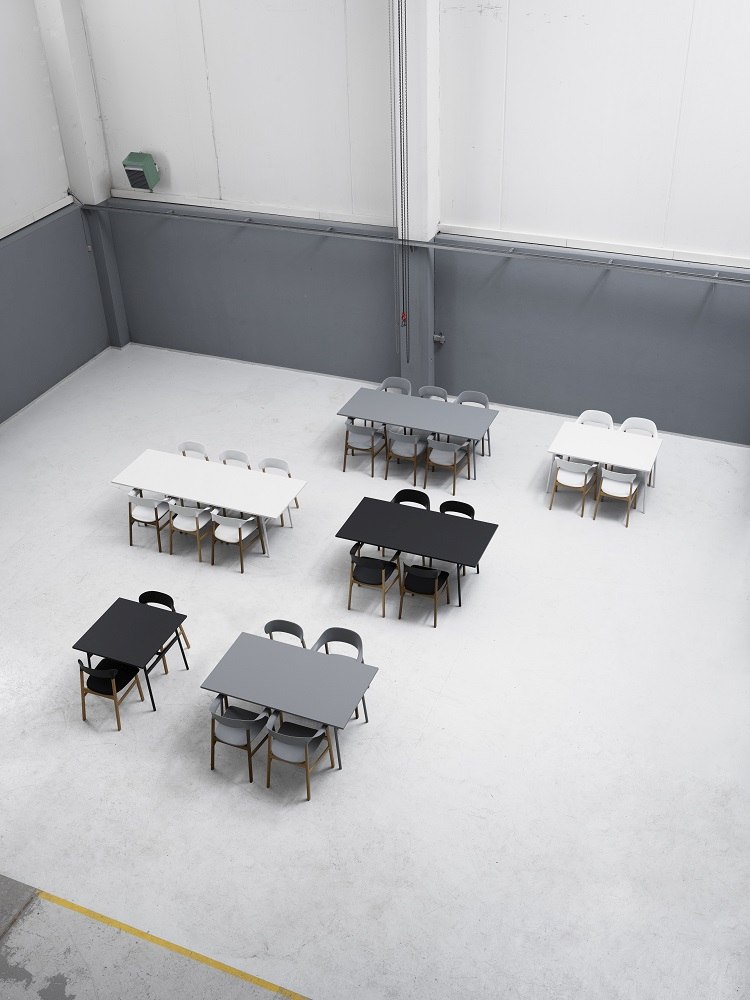 Übersicht von oben: Mehrere Esstische mit Herit Chairs von Normann Copenhagen in verschiedenen Farben.