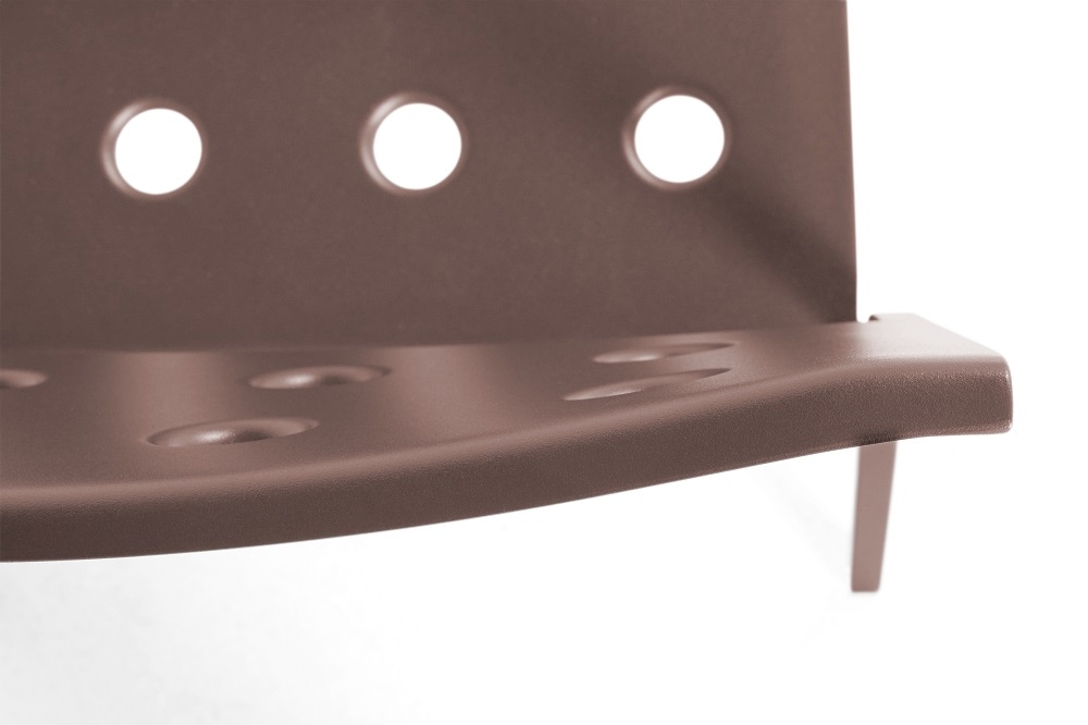Detailaufnahme des braunen Hay Balcony Outdoor Lounge Chair Stuhls mit Löchern im Sitz und Rückenlehne.
