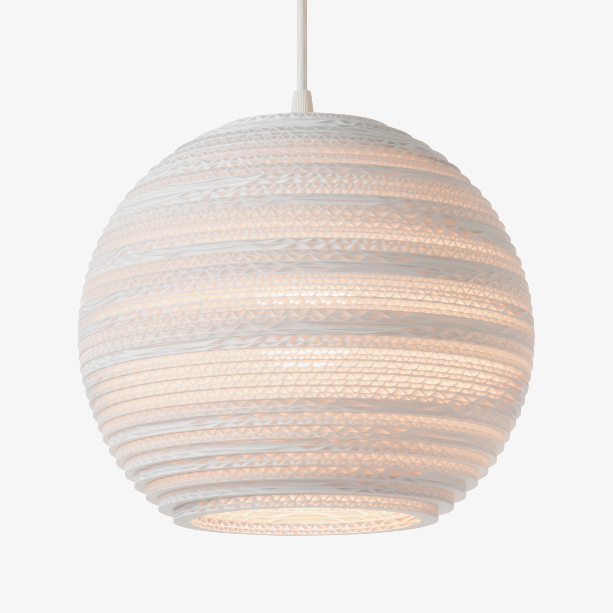 Weiße Scraplights Moon Hängeleuchte von Graypants: Runde Pendelleuchte aus recycelter Pappe für stimmungsvolle Beleuchtung.