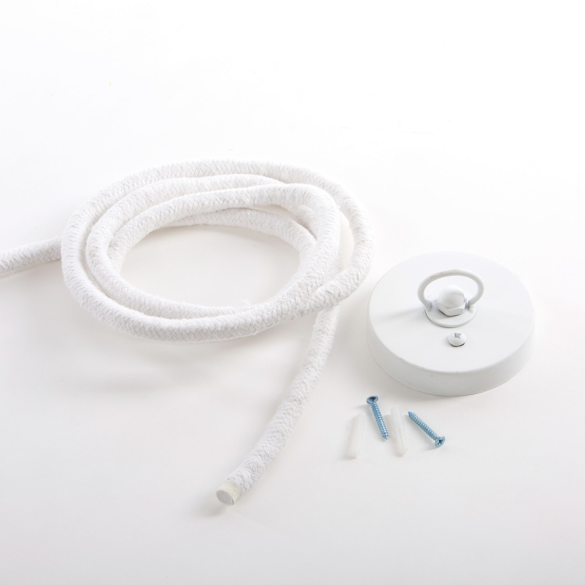 Detailaufnahme des Zubehörs für die Monkey Lamp Pendelleuchte von Seletti, inklusive Kabel, Deckenhalterung, Schrauben und Dübel.