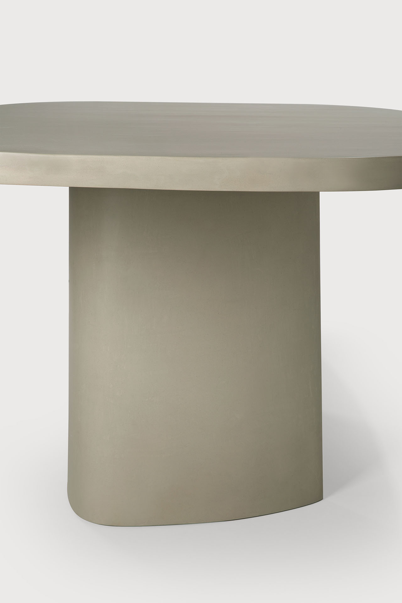Detailaufnahme vom Canyon Outdoor Esstisch aus Beton von Ethnicraft, ideal für den Garten.