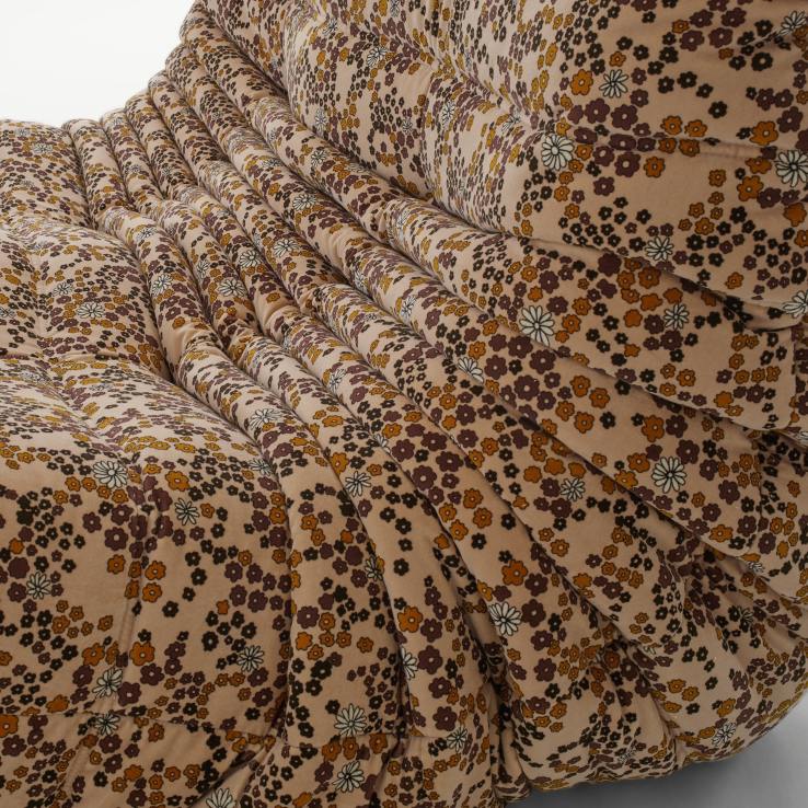 Detailaufnahme des Togo 2-Sitzer Sofas von ligne roset mit floralem Muster in Braun- und Beigetönen.