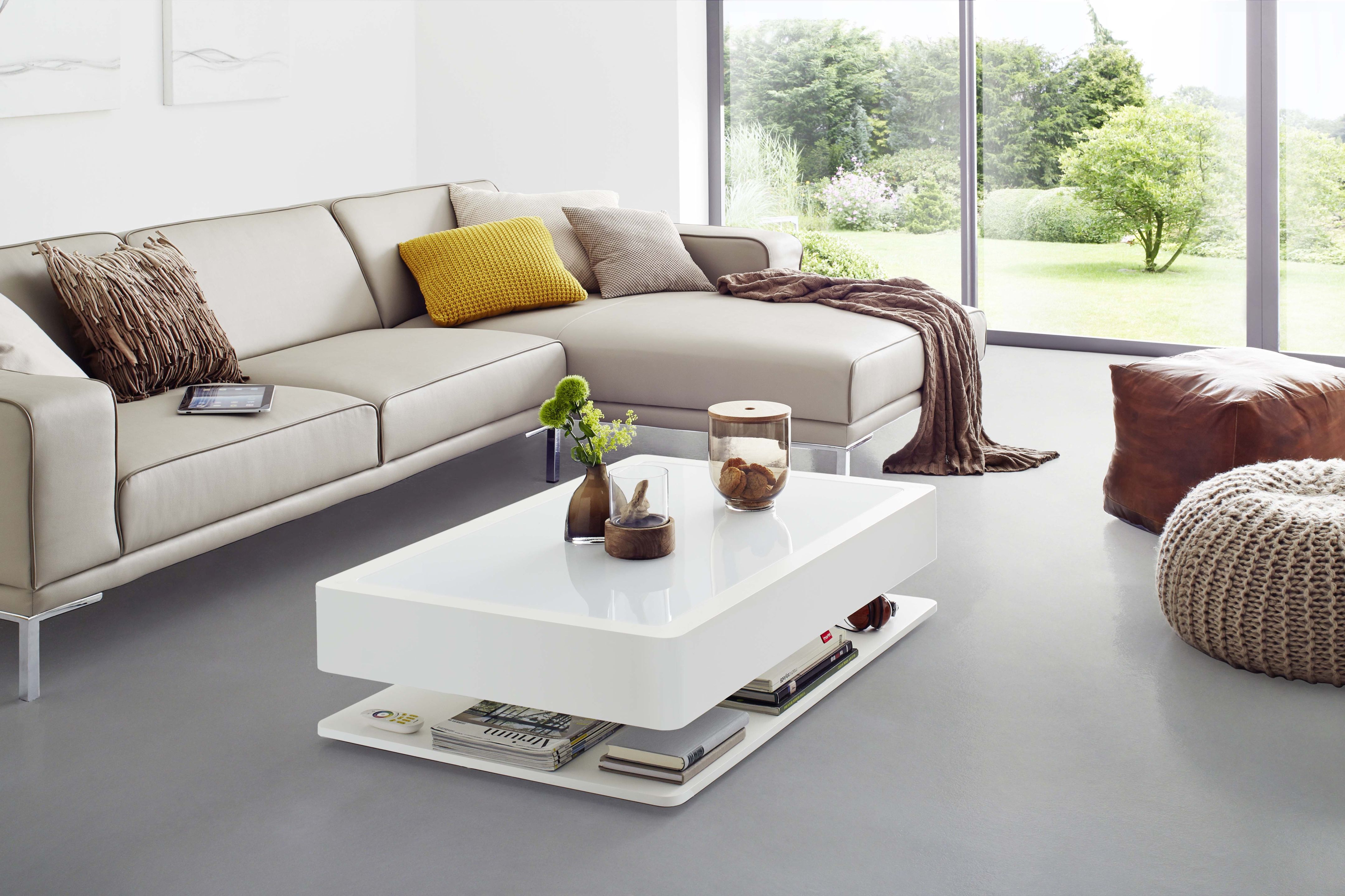 Moderner, weißer Couchtisch mit Stauraum von Ora Home. Wohnzimmermöbel mit Ablage für Bücher.