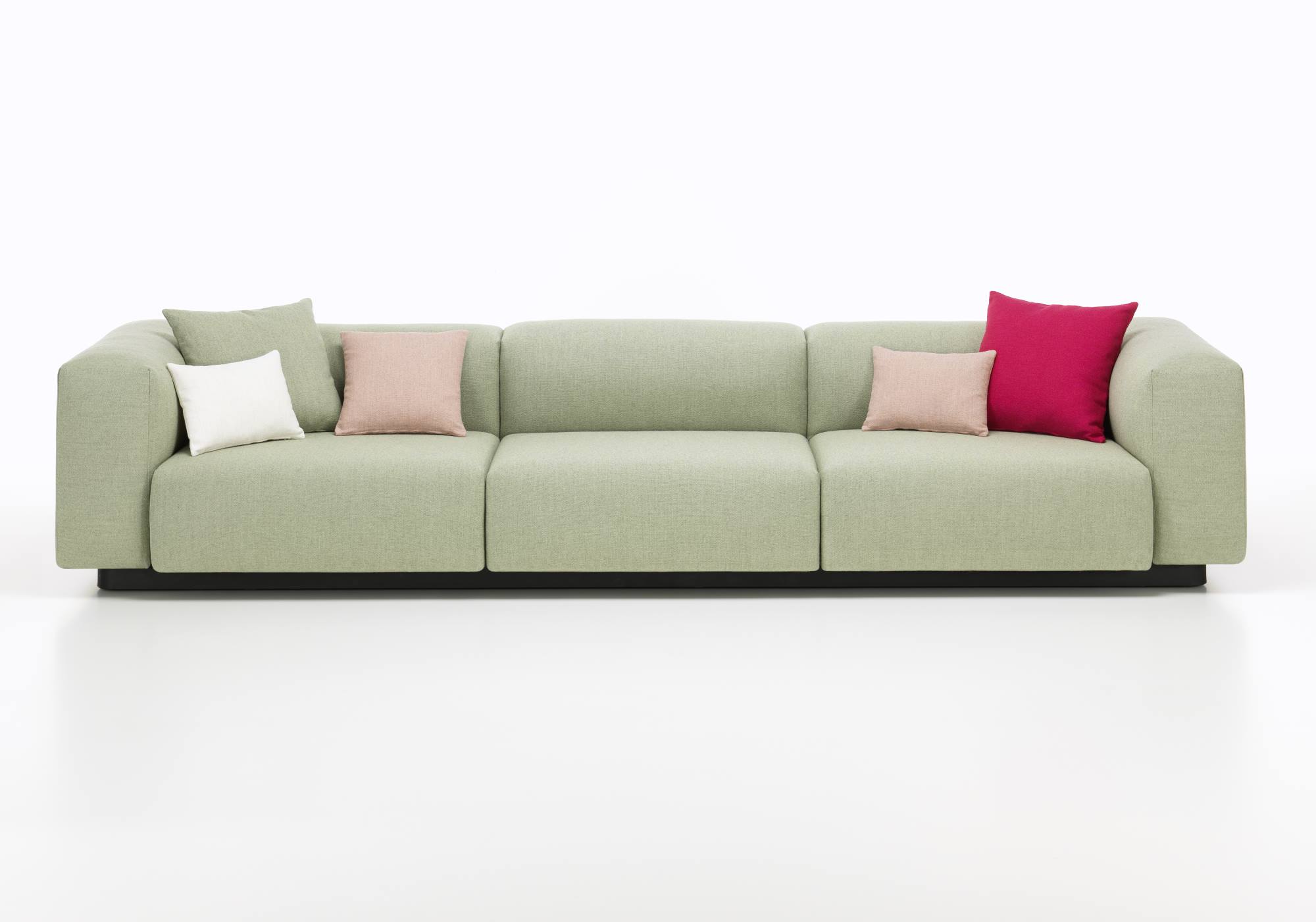 Vitra Soft Modular Sofa Dreisitzer in Grün mit farbigen Kissen, modernes Wohnzimmer Sofa.