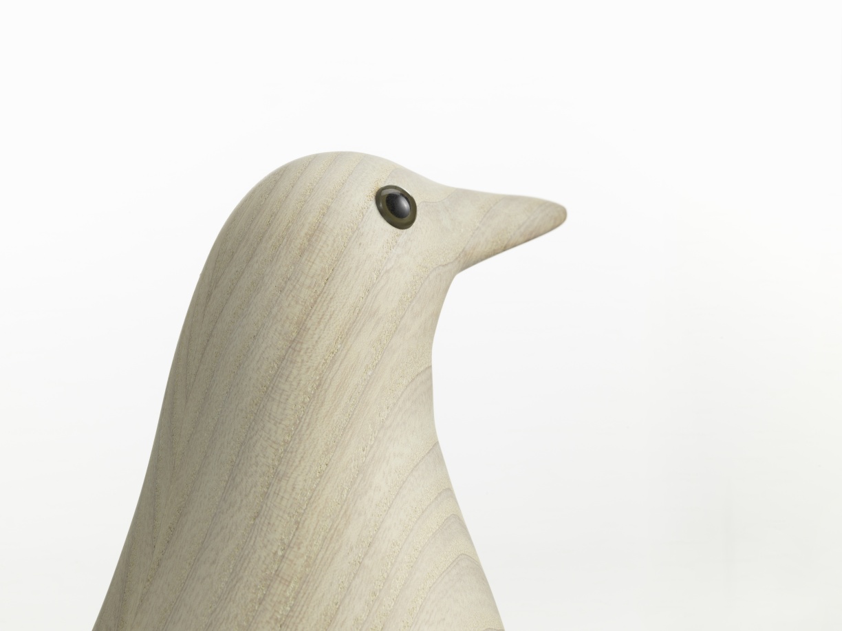Detailaufnahme des Eames House Bird, einer weißen, geölten Holzskulptur von Vitra. Dekorative Wohnaccessoires.