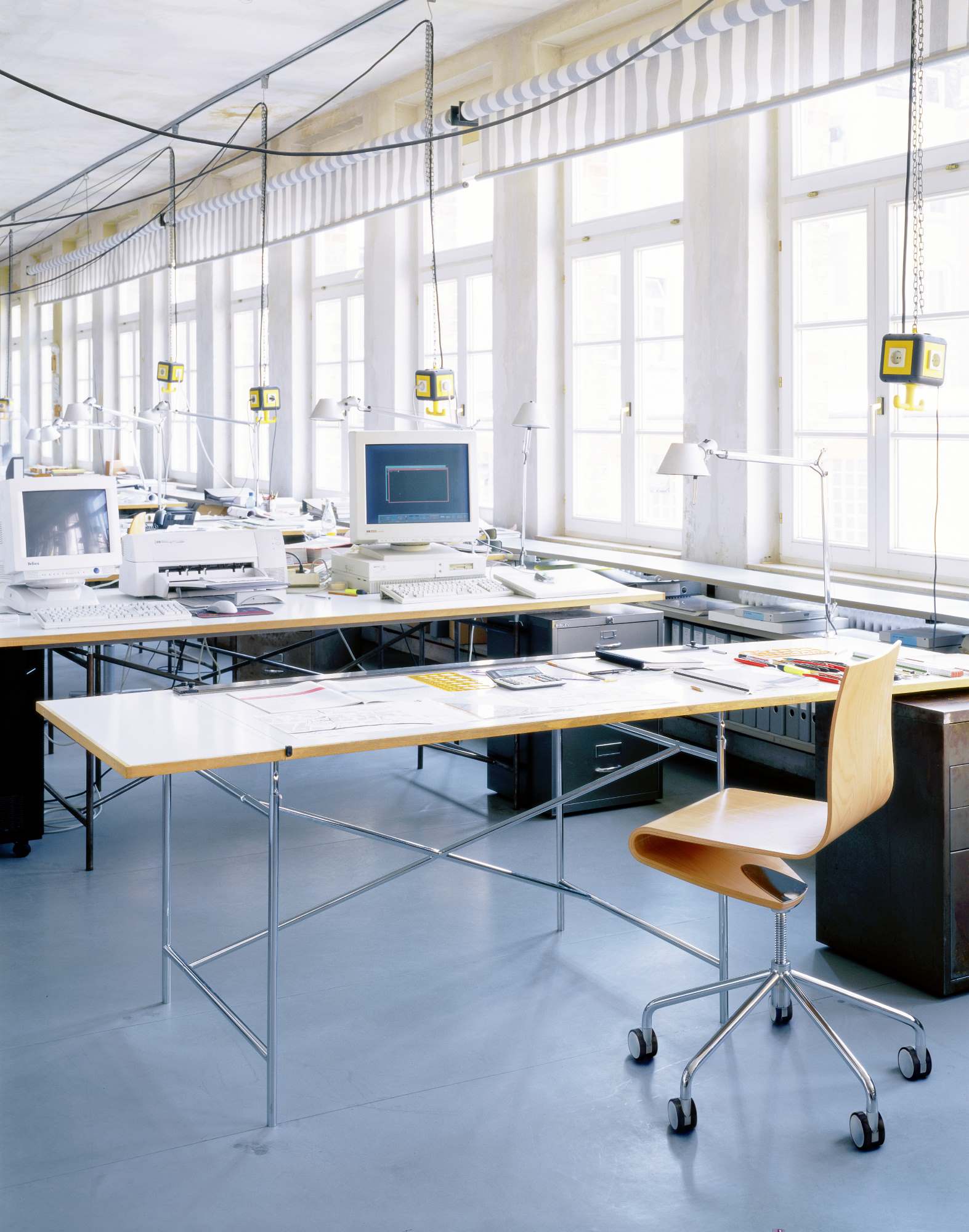 Eiermann Tischgestell mit mittigen Kreuzstreben in Schwarz, ideal für moderne Arbeitsplätze und Architekturbüros.