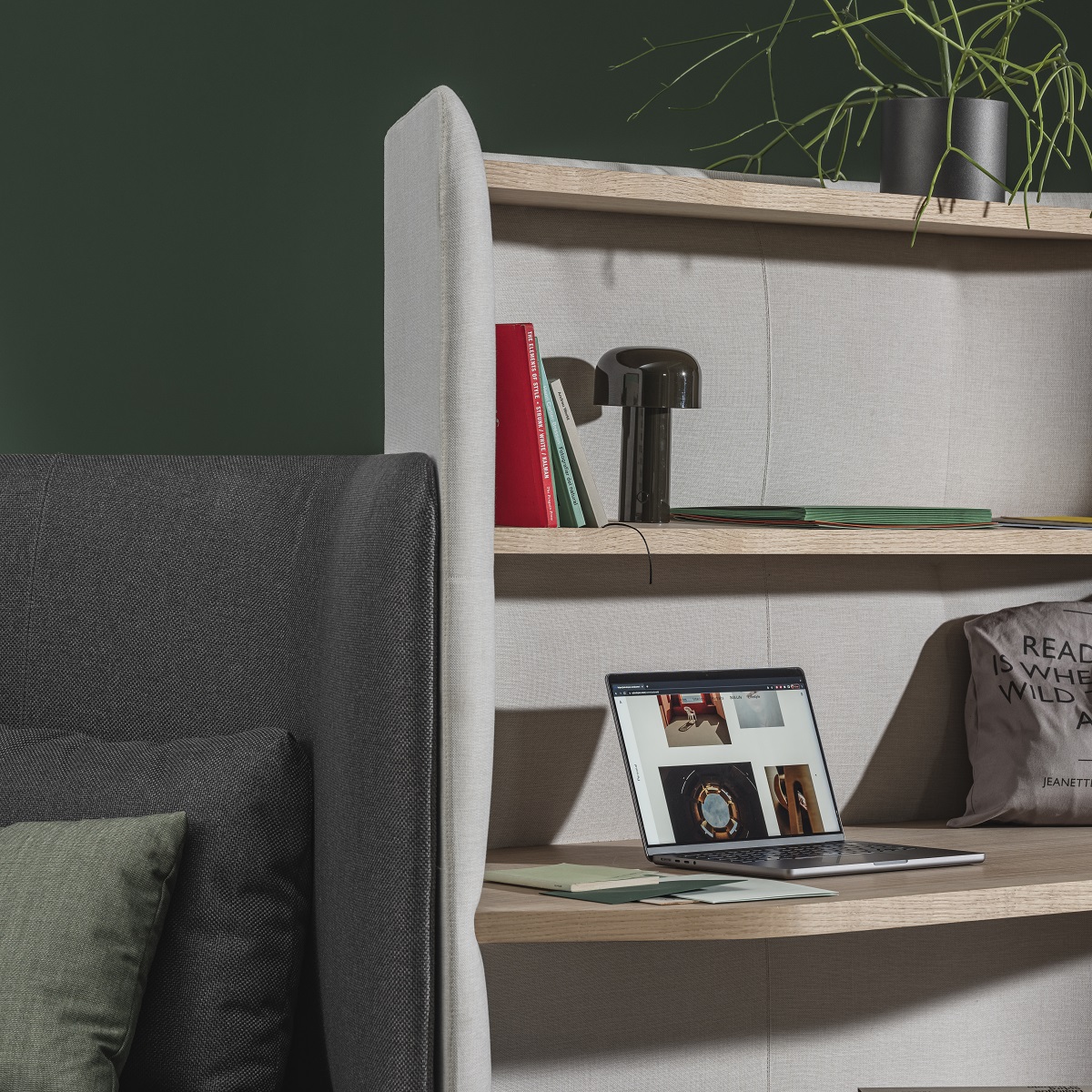 In Out Office Loungesessel mit hohem Paneel und integriertem Regal, ideal für Büro und Homeoffice.
