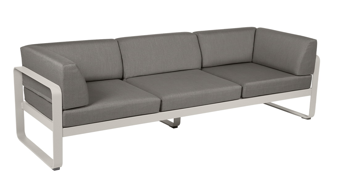 Bellevie Outdoor Sofa von Fermob, 3-Sitzer Gartensofa mit grauem Bezug und weißem Aluminiumgestell.