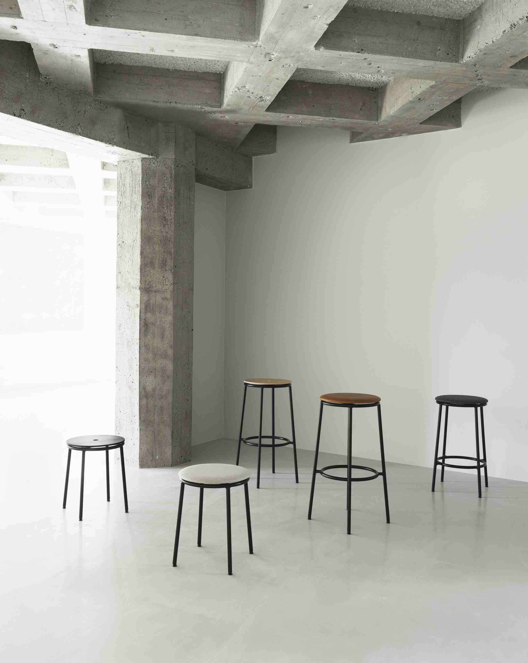 Circa Barstool H 65 cm von Normann Copenhagen, Barhocker in verschiedenen Ausführungen im minimalistischen Design.