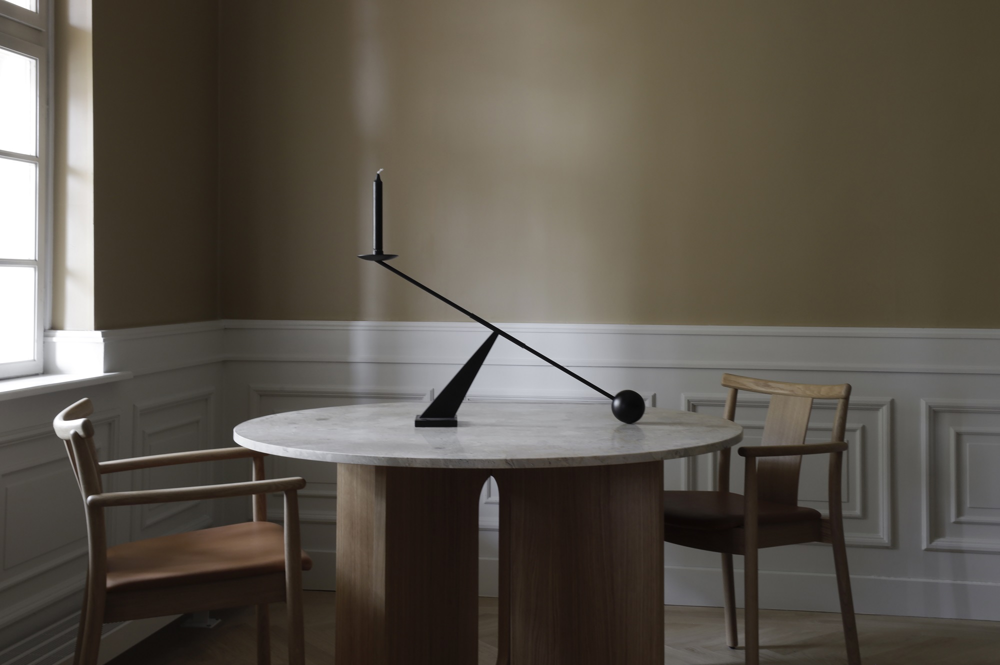 Merkur Dining Chair Stuhl von Audo Copenhagen am Esstisch, skandinavisches Design mit Armlehnen.