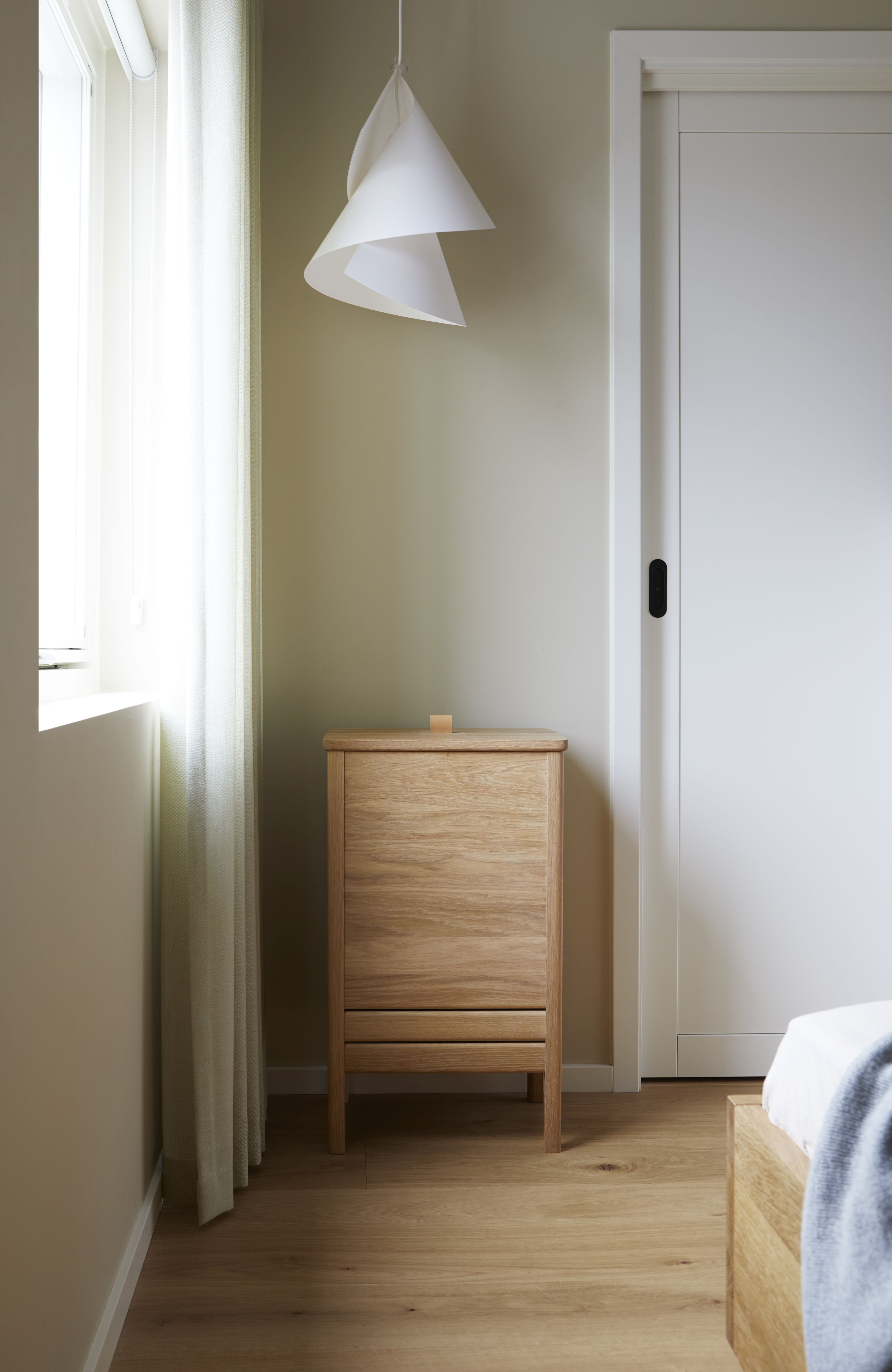 A Line Wäschekasten aus Eiche, weiß geölt von Form & Refine im Schlafzimmer.