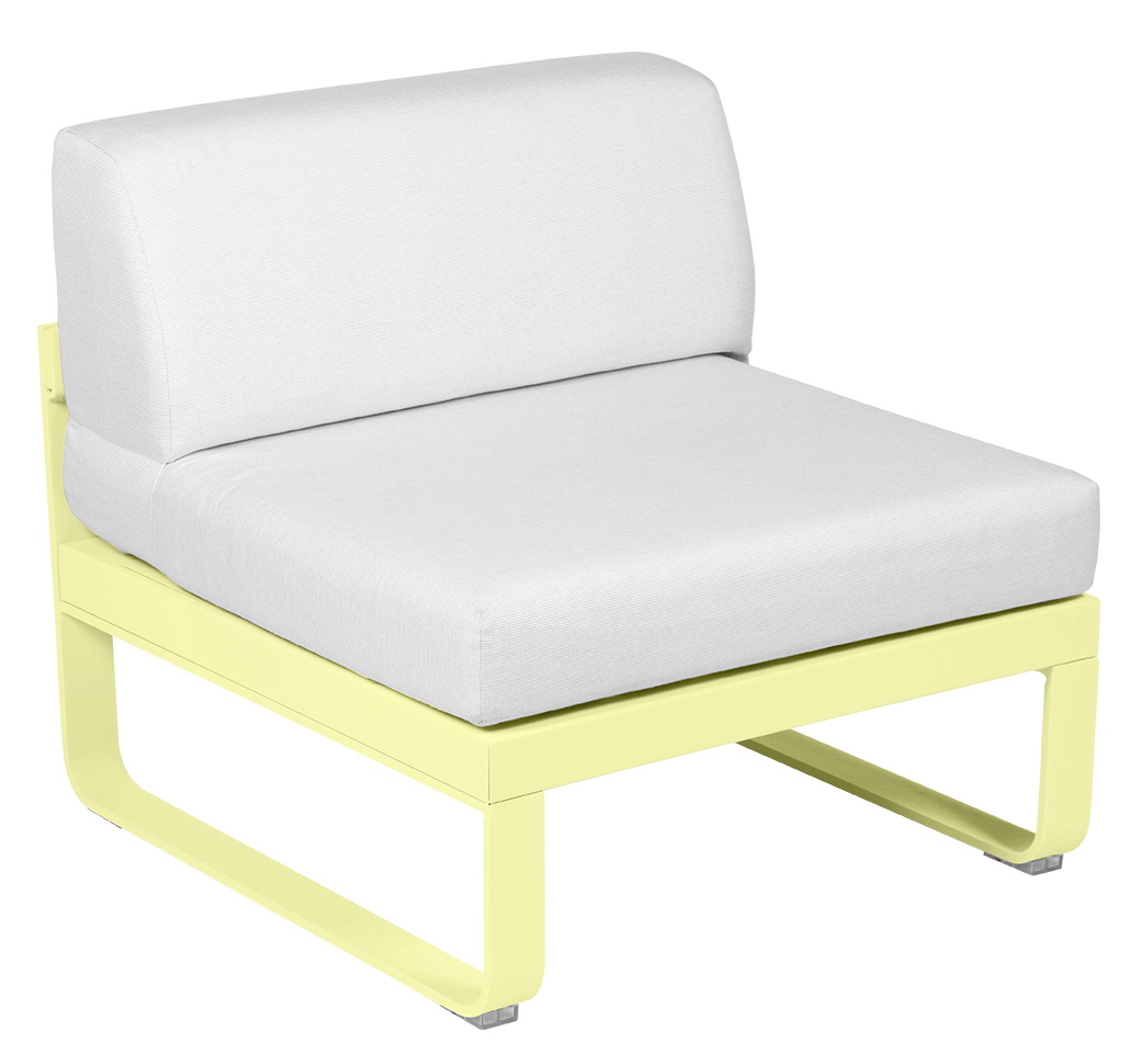 Bellevie 1-Sitzer Modul Outdoor Sofa von Fermob mit hellgelbem Rahmen und weißen Polstern.