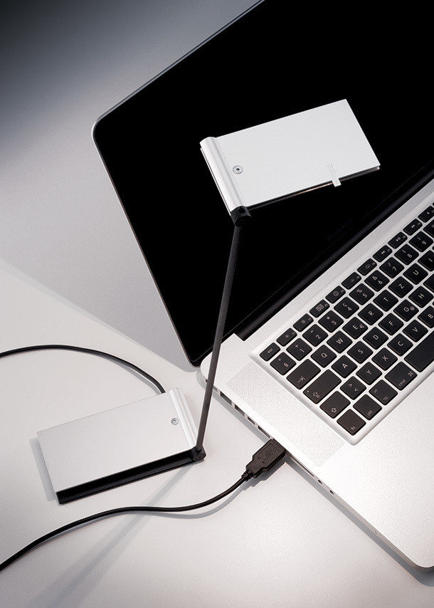 ZETT USB Leuchte von Baltensweiler am Laptop angeschlossen, moderne Tischleuchte für den Schreibtisch.