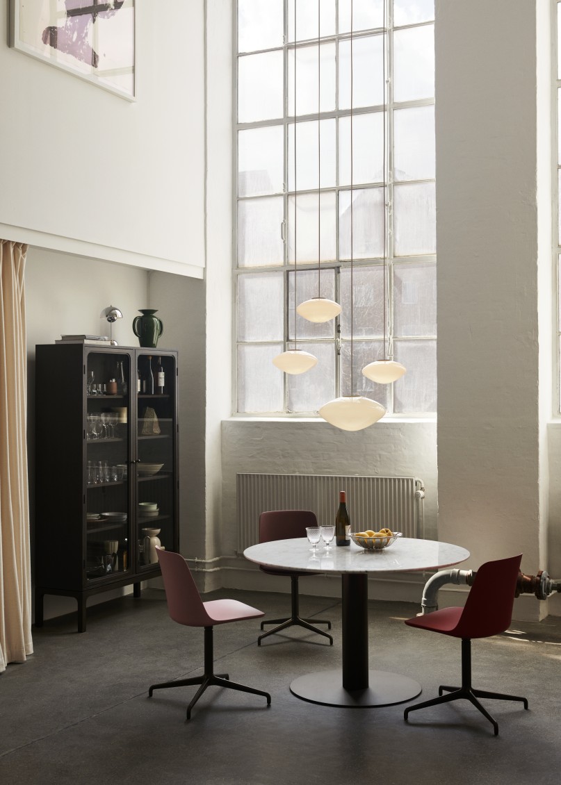 Esszimmer mit AndTradition Mist Pendelleuchten aus Opalglas über einem runden Tisch.
